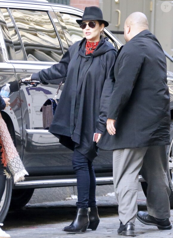Exclusif - Marion Cotillard enceinte déjeune avec des amis au restaurant "Kelley and Ping" puis elle fait du shopping au magasin "Kisan" où Marion rencontre l'actrice Julianna Margulies à l'intérieur du magasin dans le quartier de Soho à New York City, New York, Etats-Unis, le 14 décembre 2016.