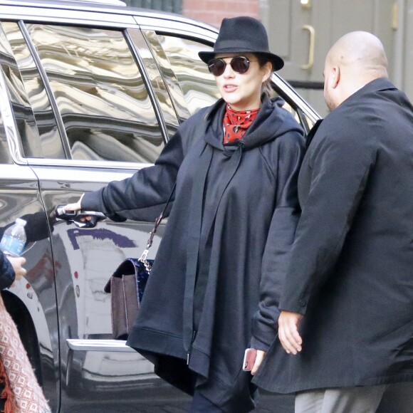 Exclusif - Marion Cotillard enceinte déjeune avec des amis au restaurant "Kelley and Ping" puis elle fait du shopping au magasin "Kisan" où Marion rencontre l'actrice Julianna Margulies à l'intérieur du magasin dans le quartier de Soho à New York City, New York, Etats-Unis, le 14 décembre 2016.