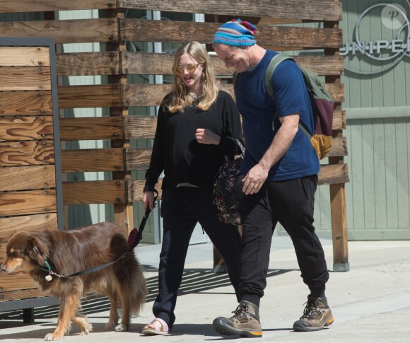 Amanda Seyfried, enceinte, promène son chien Finn en compagnie du réalisateur Dito Montiel à Los Angeles, le 8 mars 2017.