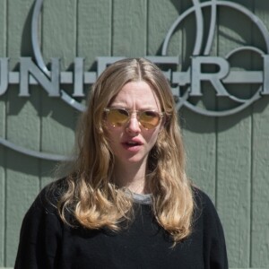 Amanda Seyfried, enceinte, promène son chien Finn en compagnie du réalisateur Dito Montiel à Los Angeles, le 8 mars 2017.