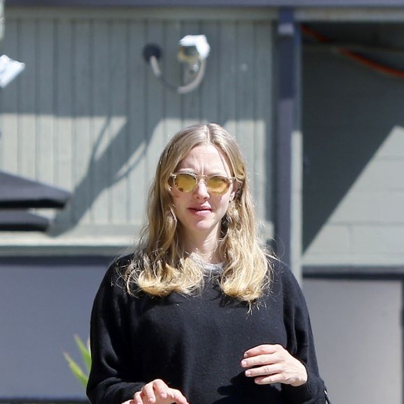 Amanda Seyfried, enceinte, promène son chien Finn en compagnie du réalisateur Dito Montiel à Los Angeles, le 8 mars 2017.