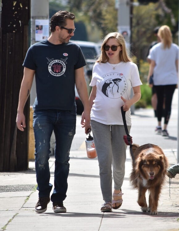 Exclusif - Amanda Seyfried enceinte et son fiancé Thomas Sadoski se promènent avec leur chien Finn et s'arrêtent déjeuner à West Hollywood. Ils portent tous les deux un sticker avec l'inscription 'I voted' sur leurs t-shirts. Le 7 mars 2017