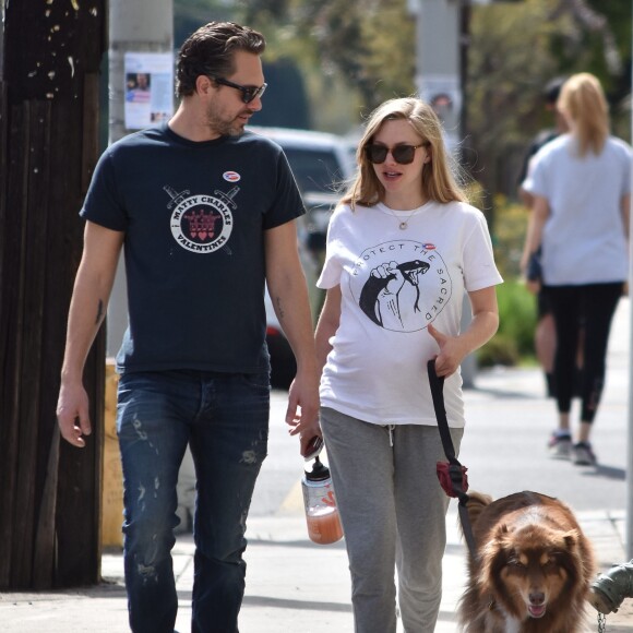Exclusif - Amanda Seyfried enceinte et son fiancé Thomas Sadoski se promènent avec leur chien Finn et s'arrêtent déjeuner à West Hollywood. Ils portent tous les deux un sticker avec l'inscription 'I voted' sur leurs t-shirts. Le 7 mars 2017