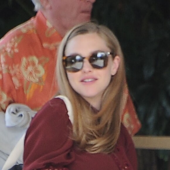 Exclusif - Amanda Seyfried enceinte promène son chien Finn avec son fiancé Thomas Sadoski dans les rues de Beverly Hills, le 3 mars 2017