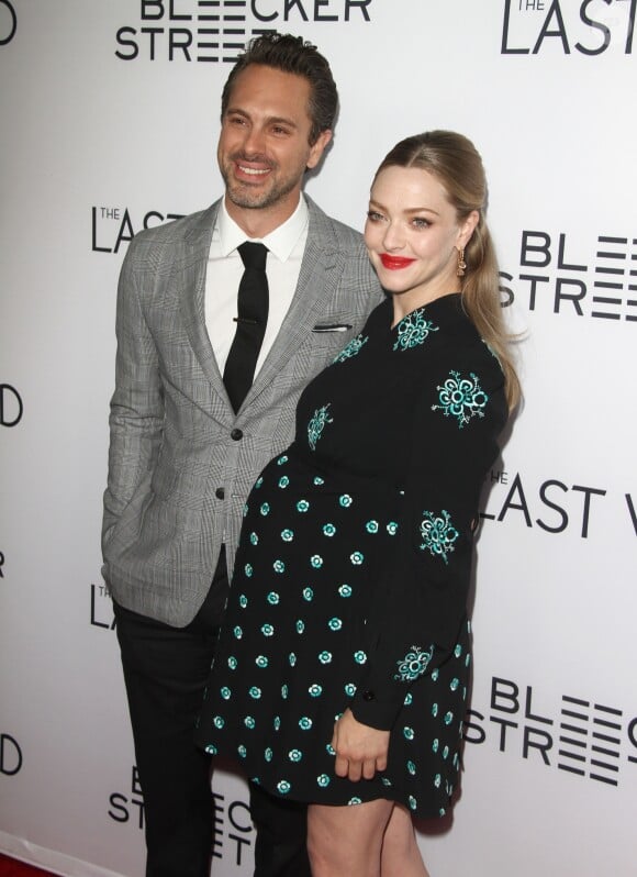 Amanda Seyfried enceinte et son fiancé homas Sadoski à la première de The Last Word à The Arclight à Hollywood, le 1er mars 2017