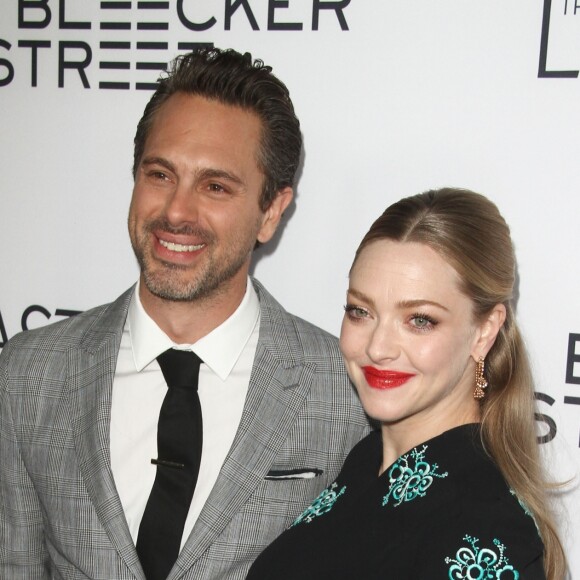 Amanda Seyfried enceinte et son fiancé homas Sadoski à la première de The Last Word à The Arclight à Hollywood, le 1er mars 2017