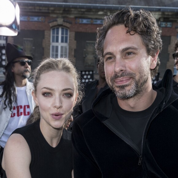 Amanda Seyfried et son ami Thomas Sadoski - People au défilé de mode Givenchy Hommes printemps-été 2017 au Lycée Janson-de-Sailly à Paris, le 24 juin 2016. © Olivier Borde / Bestimage