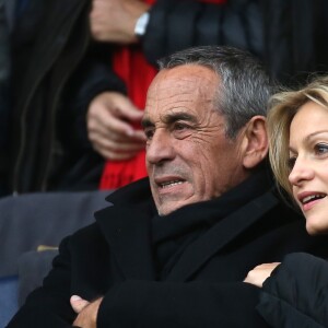 Thierry Ardisson et sa femme Audrey Crespo-Mara - People au match de Ligue 1 PSG - Reims lors de la 27ème journée au Parc des Princes à Paris, le 20 février 2016.