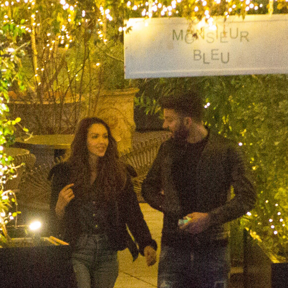 Exclusif - Nabilla Benattia et son compagnon Thomas Vergara prennent des photos à la sortie du restaurant Monsieur Bleu à Paris, le 10 mars 2017.
