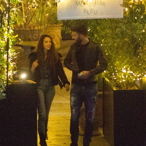 Exclusif - Nabilla Benattia et son compagnon Thomas Vergara prennent des photos à la sortie du restaurant Monsieur Bleu à Paris, le 10 mars 2017.