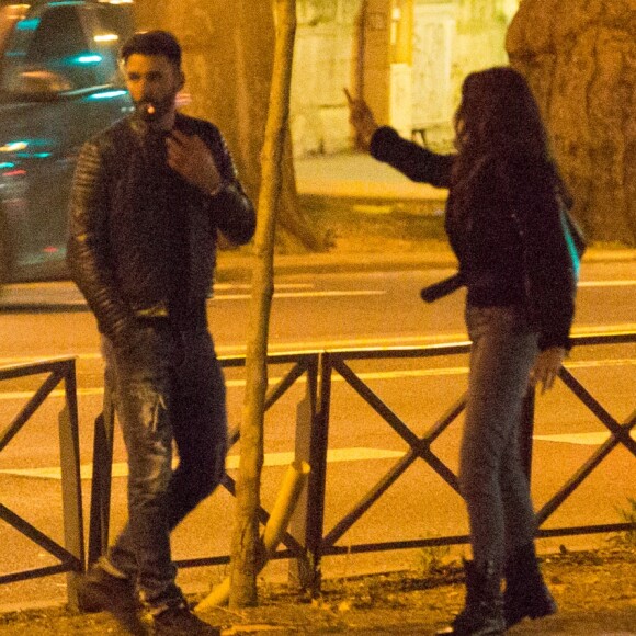 Exclusif - Nabilla Benattia et son compagnon Thomas Vergara prennent des photos à la sortie du restaurant Monsieur Bleu à Paris, le 10 mars 2017.