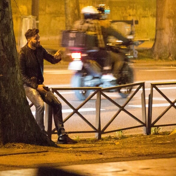 Exclusif - Nabilla Benattia et son compagnon Thomas Vergara prennent des photos à la sortie du restaurant Monsieur Bleu à Paris, le 10 mars 2017.