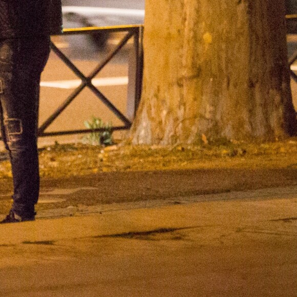 Exclusif - Nabilla Benattia et son compagnon Thomas Vergara prennent des photos à la sortie du restaurant Monsieur Bleu à Paris, le 10 mars 2017.