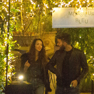 Exclusif - Nabilla Benattia et son compagnon Thomas Vergara prennent des photos à la sortie du restaurant Monsieur Bleu à Paris, le 10 mars 2017.