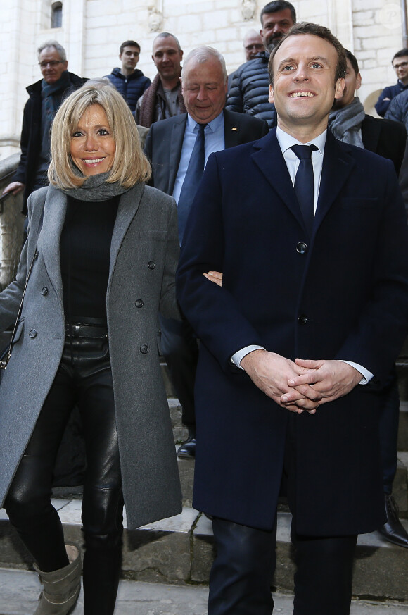 Emmanuel Macron, leader du mouvement " En Marche ", candidat à l'élection présidentielle et sa femme Brigitte visitent la citadelle fortifiée de Rocamadour et son église prise dans la roche le 24 février 2017 © Patrick Bernard / Bestimage