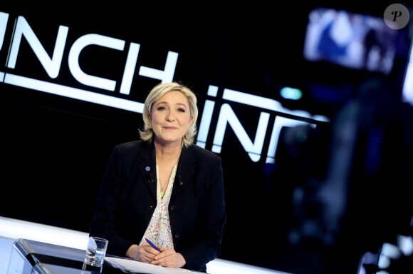 Exclusif - Marine Le Pen, invitée de Laurence Ferrari sur le plateau de l'émission Punchline sur C8 à Paris, le 12 Mars 2017. Punchline est en direct tous les dimanches à 12h05 sur C8 et produit par C8 / Newstime / Eléphant & Cie. © Dominique Jacovides/Bestimage