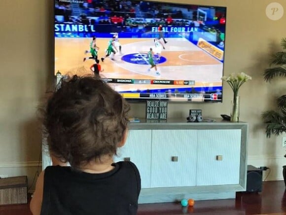 Nicolas Batum partage une photo de son fils Ayden sur Instagram. Mars 2017.