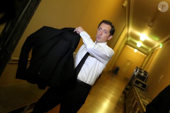 Exclusif - Gad Elmaleh avant de rentrer sur scène pour son spectacle "Sans Tambour" à l'Opéra de Paris le 16 mars 2014.