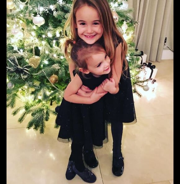 Anna-Rose et Giuliana Lloris, les deux filles d'Hugo Lloris lors de Noël 2016.