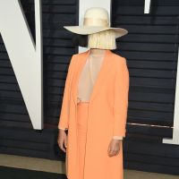 Sia sans sa célèbre perruque : La chanteuse dévoile son surprenant visage