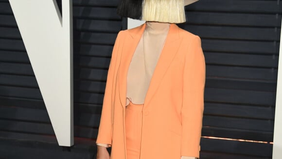 Sia sans sa célèbre perruque : La chanteuse dévoile son surprenant visage