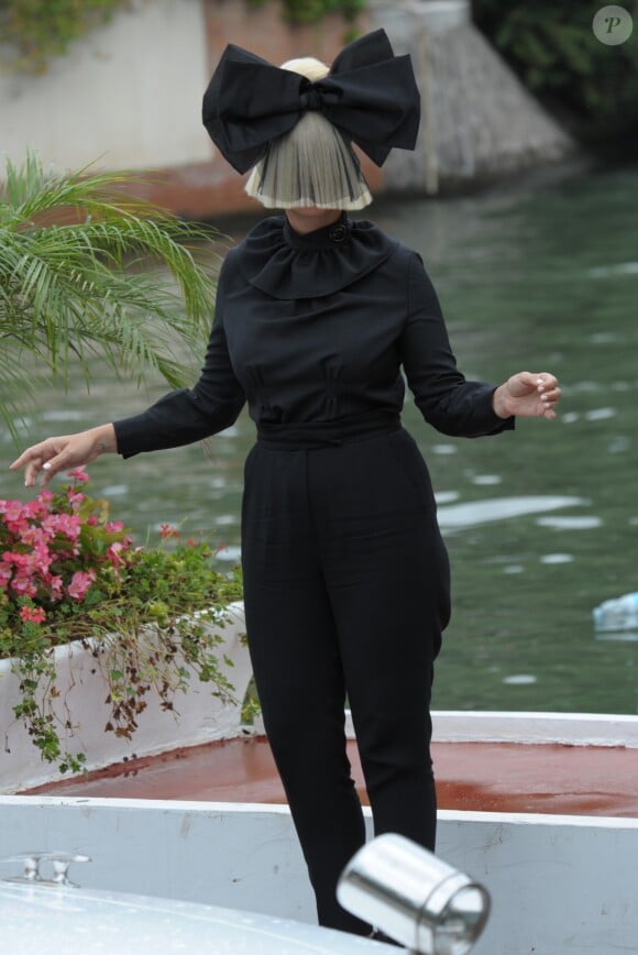 Sia quitte l'hôtel Excelsior lors du 72ème festival du film de Venise (la Mostra), le 6 septembre 2015.