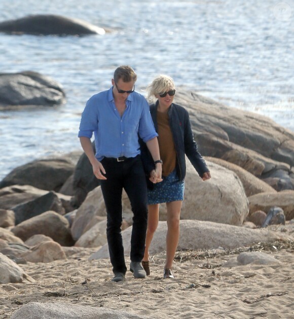 Exclusif - Taylor Swift et son nouveau compagnon Tom Hiddleston, de 10 ans son aîné, passent un moment assis sur les rochers, en amoureux, face à la mer. Les 2 tourtereaux s'enlacent, s'embrassent et posent pour quelques selfies. Westerly, Rhode Island, USA. Le 13 juin 2016.