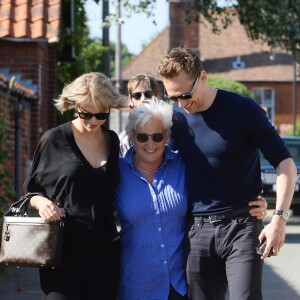 Exclusif - Taylor Swift, son nouveau compagnon Tom Hiddleston et la mère de celui ci à Stansted, le 25 juin 2016
