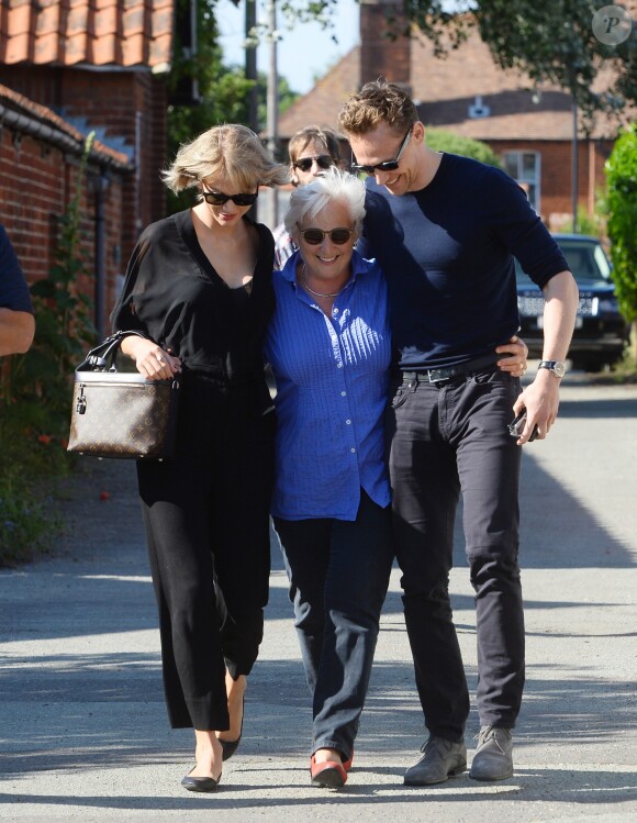 Exclusif - Taylor Swift, son nouveau compagnon Tom Hiddleston et la mère de celui ci à Stansted, le 25 juin 2016
