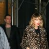 Taylor Swift porte un manteau imprimé léopard et son frère Austin Swift dans le quartier de Lower Manhattan à New York City, New York, Etazts-Unis, le 7 novembre 2016.