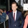 Tom Hiddleston est perturbé par un fan qui passe les barrières de sécurité à Londres dans le quartier de Camden le 19 mars 2017.