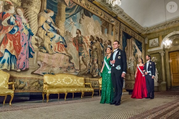 La princesse Victoria (en robe Elie Saab) et le prince Daniel de Suède, suivis de la princesse Sofia et du prince Carl Philip arrivent pour le premier dîner officiel de l'année au palais royal Drottningholm à Stockholm le 23 mars 2017.