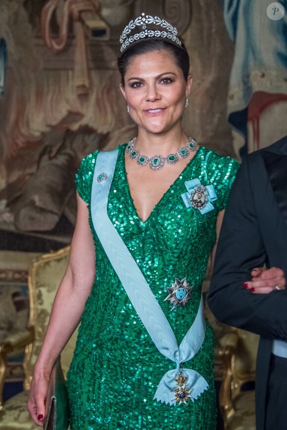 La princesse héritière Victoria de Suède, habillée d'une robe Elie Saab, lors du premier dîner officiel de l'année au palais royal Drottningholm à Stockholm le 23 mars 2017.