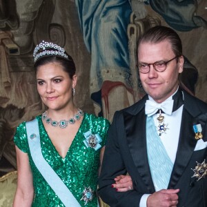 La princesse Victoria (en robe Elie Saab) et le prince Daniel de Suède lors du premier dîner officiel de l'année au palais royal Drottningholm à Stockholm le 23 mars 2017.