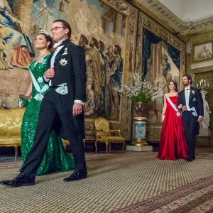 La princesse Victoria (en robe Elie Saab) et le prince Daniel de Suède, suivis de la princesse Sofia et du prince Carl Philip arrivent pour le premier dîner officiel de l'année au palais royal Drottningholm à Stockholm le 23 mars 2017.