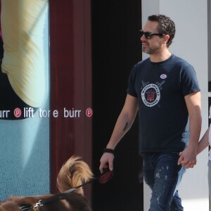 Exclusif - Amanda Seyfried enceinte et son fiancé Thomas Sadoski se promènent avec leur chien Finn et s'arrêtent déjeuner à West Hollywood, le 7 mars 2017.