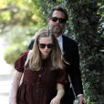 Exclusif - Amanda Seyfried enceinte promène son chien Finn avec son fiancé Thomas Sadoski dans les rues de Beverly Hills, le 3 mars 2017.