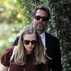 Exclusif - Amanda Seyfried enceinte promène son chien Finn avec son fiancé Thomas Sadoski dans les rues de Beverly Hills, le 3 mars 2017.