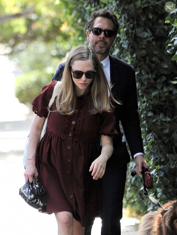 Exclusif - Amanda Seyfried enceinte promène son chien Finn avec son fiancé Thomas Sadoski dans les rues de Beverly Hills, le 3 mars 2017.