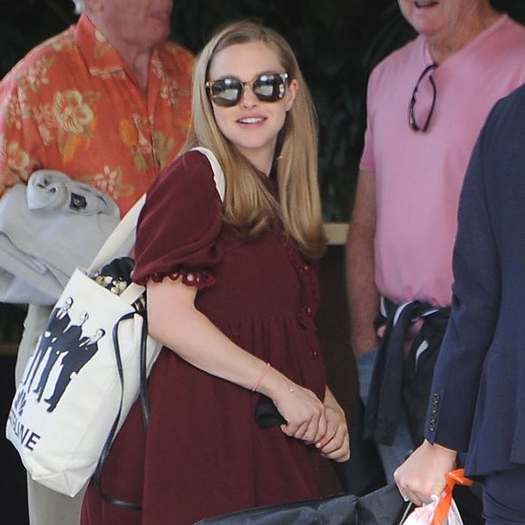 Exclusif - Amanda Seyfried enceinte promène son chien Finn avec son fiancé Thomas Sadoski dans les rues de Beverly Hills, le 3 mars 2017.