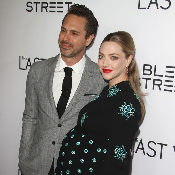 Thomas Sadoski et sa fiancée Amanda Seyfried, enceinte, à la première de "The Last Word" à Los Angeles, le 1er mars 2017. © CPA/Bestimage