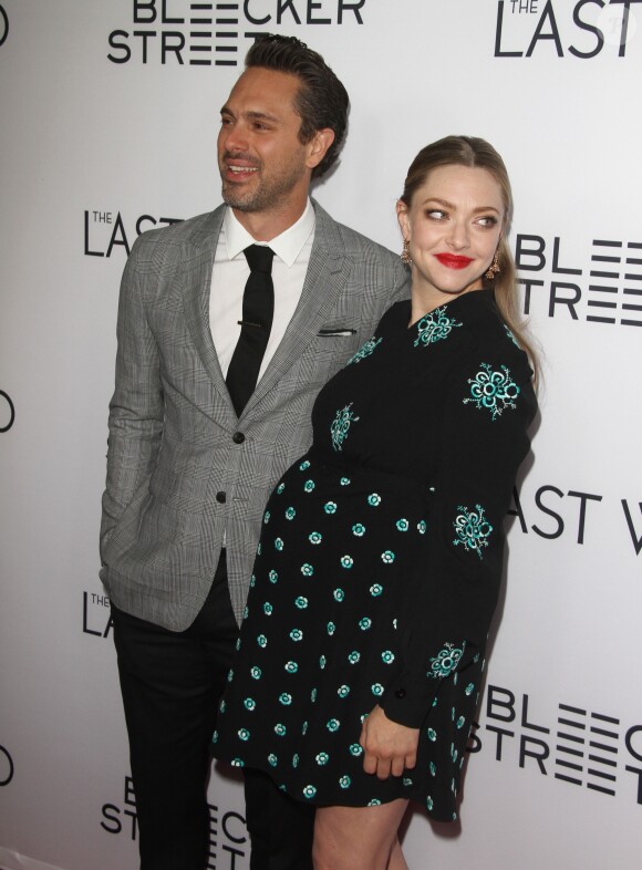 Thomas Sadoski et sa fiancée Amanda Seyfried, enceinte, à la première de "The Last Word" à Los Angeles, le 1er mars 2017. © CPA/Bestimage