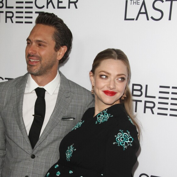 Thomas Sadoski et sa fiancée Amanda Seyfried, enceinte, à la première de "The Last Word" à Los Angeles, le 1er mars 2017. © CPA/Bestimage
