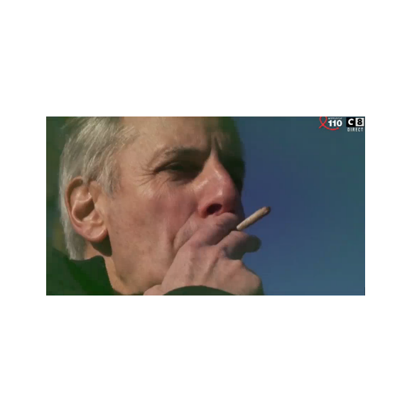 Bernard de La Villardière fume un joint pour les besoins de son émission Dossier Tabou