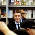Emmanuel Macron (candidat du mouvement ''En marche !'' à l'élection présidentielle 2017) en visite au 32ème Salon du Livre à la Porte de Versailles à Paris, le 24 mars 2017. © Dominique Jacovides/Bestimage