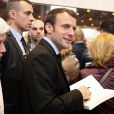 Emmanuel Macron (candidat du mouvement ''En marche !'' à l'élection présidentielle 2017) en visite au 32ème Salon du Livre à la Porte de Versailles à Paris, le 24 mars 2017. © Dominique Jacovides/Bestimage