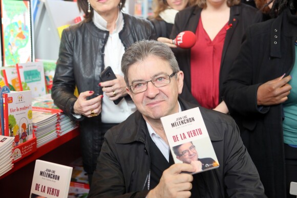 Jean-Luc Mélenchon (candidat à l'élection présidentielle) dédicace son livre "De la vertu" lors de la 37ème édition du Salon du Livre à Paris le 24 mars 2017. © CVS/Bestimage