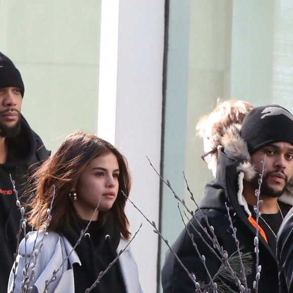Exclusif - Selena Gomez et son compagnon The Weeknd (Abel Tesfaye) font du shopping en amoureux sur Bloor Street à Toronto, le 16 mars 2017. Le couple est allé chez Gucci et chez Holt Renfrew. Ils semblent très amoureux. © CPA/Bestimage Exclusive