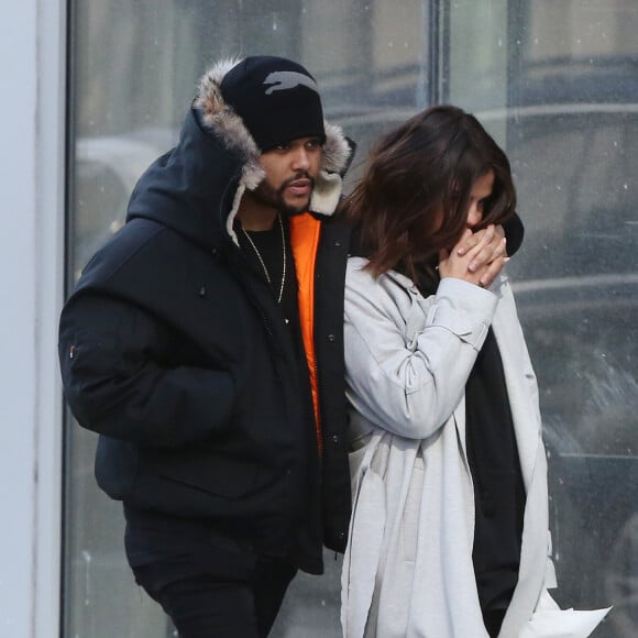 Exclusif - Selena Gomez et son compagnon The Weeknd (Abel Tesfaye) font du shopping en amoureux sur Bloor Street à Toronto, le 16 mars 2017. Le couple est allé chez Gucci et chez Holt Renfrew. Ils semblent très amoureux. © CPA/Bestimage Exclusive