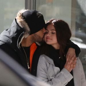 Exclusif - Selena Gomez et son compagnon The Weeknd (Abel Tesfaye) font du shopping en amoureux sur Bloor Street à Toronto, le 16 mars 2017. Le couple est allé chez Gucci et chez Holt Renfrew. Ils semblent très amoureux. © CPA/Bestimage Exclusive